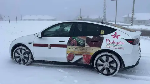 David González incorpora convierte el primer Tesla del servicio público de taxi de León en una valla de publicidad con una decena de anuncios que no deja indiferente a ningún cliente.