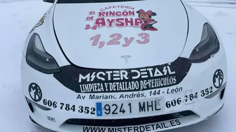 David González incorpora convierte el primer Tesla del servicio público de taxi de León en una valla de publicidad con una decena de anuncios que no deja indiferente a ningún cliente.