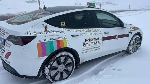 David González incorpora convierte el primer Tesla del servicio público de taxi de León en una valla de publicidad con una decena de anuncios que no deja indiferente a ningún cliente.