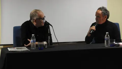 El ex líder de Siniestro Total, Julián Hernández, presenta en La Casona de San Feliz de Torio su segunda novela 'Han de caer del todo' junto al editor Héctor Escobar. Foto: R.C.