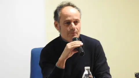 El ex líder de Siniestro Total, Julián Hernández, presenta en La Casona de San Feliz de Torio su segunda novela 'Han de caer del todo' junto al editor Héctor Escobar. Foto: R.C.