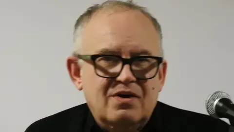 El ex líder de Siniestro Total, Julián Hernández, presenta en La Casona de San Feliz de Torio su segunda novela 'Han de caer del todo' junto al editor Héctor Escobar. Foto: R.C.