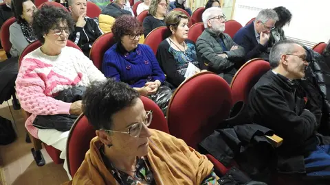 El ex líder de Siniestro Total, Julián Hernández, presenta en La Casona de San Feliz de Torio su segunda novela 'Han de caer del todo' junto al editor Héctor Escobar. Foto: R.C.