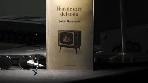 El ex líder de Siniestro Total, Julián Hernández, presenta en La Casona de San Feliz de Torio su segunda novela 'Han de caer del todo' junto al editor Héctor Escobar. Foto: R.C.