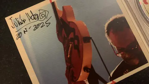 El ex líder de Siniestro Total, Julián Hernández, presenta en La Casona de San Feliz de Torio su segunda novela 'Han de caer del todo' junto al editor Héctor Escobar.