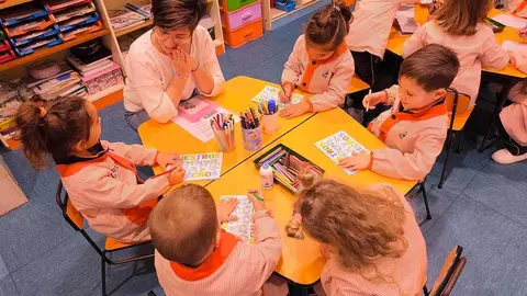 El Colegio Divina Pastora celebra el Día de la Infancia con talleres y una 'patioteca'. El centro leonés refuerza su labor educativa en derechos infantiles con actividades en todas las etapas y un nuevo espacio de convivencia en el patio.
