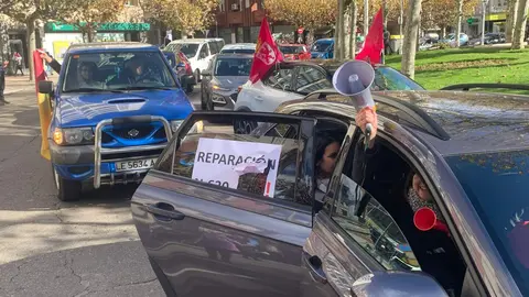 La N-630, la carretera que vertebra el sur de la provincia de León, volvió a convertirse este viernes en símbolo del malestar municipal. Alcaldes y vecinos de Valencia de Don Juan, Villamañán, Valdevimbre, Ardón, Cembranos, Onzonilla, Ribaseca y León protagonizaron una caravana de una treintena de coches que confluyó en la capital alrededor del mediodía para denunciar el “pésimo estado” de la vía. Fotos: A.F. Reca
