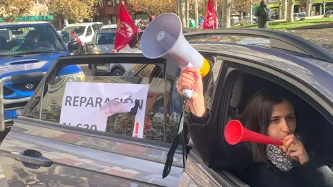 La N-630, la carretera que vertebra el sur de la provincia de León, volvió a convertirse este viernes en símbolo del malestar municipal. Alcaldes y vecinos de Valencia de Don Juan, Villamañán, Valdevimbre, Ardón, Cembranos, Onzonilla, Ribaseca y León protagonizaron una caravana de una treintena de coches que confluyó en la capital alrededor del mediodía para denunciar el “pésimo estado” de la vía. Fotos: A.F. Reca
