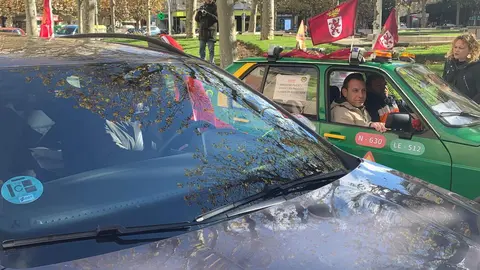 La N-630, la carretera que vertebra el sur de la provincia de León, volvió a convertirse este viernes en símbolo del malestar municipal. Alcaldes y vecinos de Valencia de Don Juan, Villamañán, Valdevimbre, Ardón, Cembranos, Onzonilla, Ribaseca y León protagonizaron una caravana de una treintena de coches que confluyó en la capital alrededor del mediodía para denunciar el “pésimo estado” de la vía. Fotos: A.F. Reca