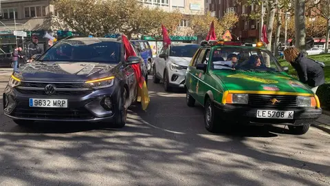 La N-630, la carretera que vertebra el sur de la provincia de León, volvió a convertirse este viernes en símbolo del malestar municipal. Alcaldes y vecinos de Valencia de Don Juan, Villamañán, Valdevimbre, Ardón, Cembranos, Onzonilla, Ribaseca y León protagonizaron una caravana de una treintena de coches que confluyó en la capital alrededor del mediodía para denunciar el “pésimo estado” de la vía. Fotos: A.F. Reca