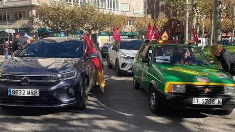 La N-630, la carretera que vertebra el sur de la provincia de León, volvió a convertirse este viernes en símbolo del malestar municipal. Alcaldes y vecinos de Valencia de Don Juan, Villamañán, Valdevimbre, Ardón, Cembranos, Onzonilla, Ribaseca y León protagonizaron una caravana de una treintena de coches que confluyó en la capital alrededor del mediodía para denunciar el “pésimo estado” de la vía. Fotos: A.F. Reca
