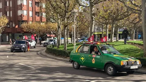 La N-630, la carretera que vertebra el sur de la provincia de León, volvió a convertirse este viernes en símbolo del malestar municipal. Alcaldes y vecinos de Valencia de Don Juan, Villamañán, Valdevimbre, Ardón, Cembranos, Onzonilla, Ribaseca y León protagonizaron una caravana de una treintena de coches que confluyó en la capital alrededor del mediodía para denunciar el “pésimo estado” de la vía.