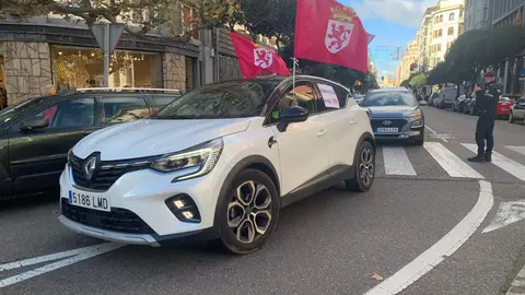 La N-630, la carretera que vertebra el sur de la provincia de León, volvió a convertirse este viernes en símbolo del malestar municipal. Alcaldes y vecinos de Valencia de Don Juan, Villamañán, Valdevimbre, Ardón, Cembranos, Onzonilla, Ribaseca y León protagonizaron una caravana de una treintena de coches que confluyó en la capital alrededor del mediodía para denunciar el “pésimo estado” de la vía. Fotos: A.F. Reca