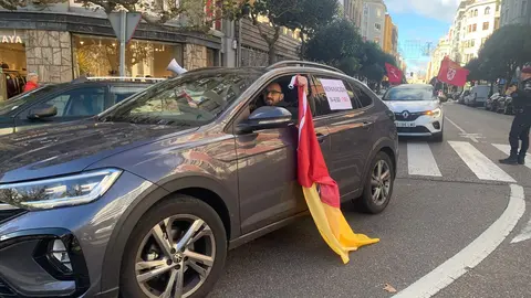 La N-630, la carretera que vertebra el sur de la provincia de León, volvió a convertirse este viernes en símbolo del malestar municipal. Alcaldes y vecinos de Valencia de Don Juan, Villamañán, Valdevimbre, Ardón, Cembranos, Onzonilla, Ribaseca y León protagonizaron una caravana de una treintena de coches que confluyó en la capital alrededor del mediodía para denunciar el “pésimo estado” de la vía. Fotos: A.F. Reca