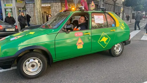 La N-630, la carretera que vertebra el sur de la provincia de León, volvió a convertirse este viernes en símbolo del malestar municipal. Alcaldes y vecinos de Valencia de Don Juan, Villamañán, Valdevimbre, Ardón, Cembranos, Onzonilla, Ribaseca y León protagonizaron una caravana de una treintena de coches que confluyó en la capital alrededor del mediodía para denunciar el “pésimo estado” de la vía. Fotos: A.F. Reca