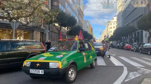 La N-630, la carretera que vertebra el sur de la provincia de León, volvió a convertirse este viernes en símbolo del malestar municipal. Alcaldes y vecinos de Valencia de Don Juan, Villamañán, Valdevimbre, Ardón, Cembranos, Onzonilla, Ribaseca y León protagonizaron una caravana de una treintena de coches que confluyó en la capital alrededor del mediodía para denunciar el “pésimo estado” de la vía.