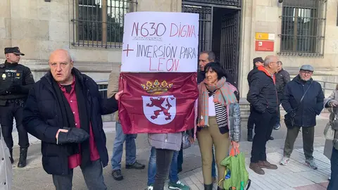 La N-630, la carretera que vertebra el sur de la provincia de León, volvió a convertirse este viernes en símbolo del malestar municipal. Alcaldes y vecinos de Valencia de Don Juan, Villamañán, Valdevimbre, Ardón, Cembranos, Onzonilla, Ribaseca y León protagonizaron una caravana de una treintena de coches que confluyó en la capital alrededor del mediodía para denunciar el “pésimo estado” de la vía.