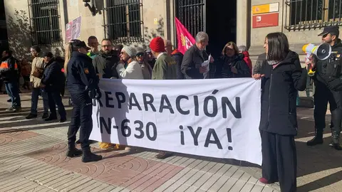 La N-630, la carretera que vertebra el sur de la provincia de León, volvió a convertirse este viernes en símbolo del malestar municipal. Alcaldes y vecinos de Valencia de Don Juan, Villamañán, Valdevimbre, Ardón, Cembranos, Onzonilla, Ribaseca y León protagonizaron una caravana de una treintena de coches que confluyó en la capital alrededor del mediodía para denunciar el “pésimo estado” de la vía. Fotos: A.F. Reca