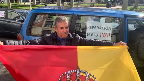 La N-630, la carretera que vertebra el sur de la provincia de León, volvió a convertirse este viernes en símbolo del malestar municipal. Alcaldes y vecinos de Valencia de Don Juan, Villamañán, Valdevimbre, Ardón, Cembranos, Onzonilla, Ribaseca y León protagonizaron una caravana de una treintena de coches que confluyó en la capital alrededor del mediodía para denunciar el “pésimo estado” de la vía.
