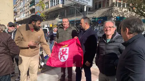 La N-630, la carretera que vertebra el sur de la provincia de León, volvió a convertirse este viernes en símbolo del malestar municipal. Alcaldes y vecinos de Valencia de Don Juan, Villamañán, Valdevimbre, Ardón, Cembranos, Onzonilla, Ribaseca y León protagonizaron una caravana de una treintena de coches que confluyó en la capital alrededor del mediodía para denunciar el “pésimo estado” de la vía.
