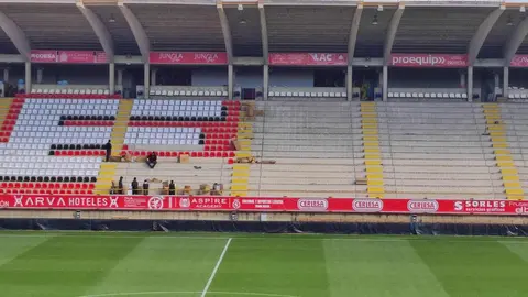 La Cultural detalla su plan de reformas en el Reino de León para consolidar su regreso a Segunda | El club renueva asientos, inaugura una zona VIP y prepara un proyecto de palcos pendiente de una reunión con el Ayuntamiento. Fotos: M.A. García