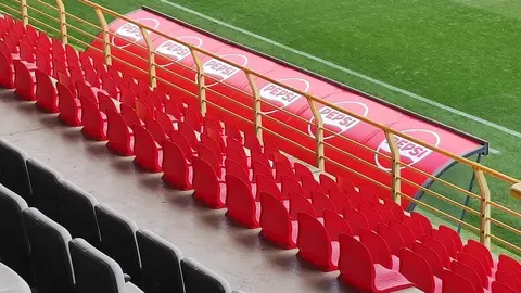 La Cultural detalla su plan de reformas en el Reino de León para consolidar su regreso a Segunda | El club renueva asientos, inaugura una zona VIP y prepara un proyecto de palcos pendiente de una reunión con el Ayuntamiento. Fotos: M.A. García