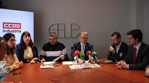 Representantes de la Federación Leonesa de Empresarios y del sindicato CCOO comparecen tras la firma del convenio colectivo de trabajo del sector de la industria siderometalúrgica de la provincia. Foto: Peio García