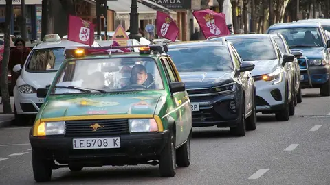 La N-630, la carretera que vertebra el sur de la provincia de León, volvió a convertirse este viernes en símbolo del malestar municipal. Alcaldes y vecinos de Valencia de Don Juan, Villamañán, Valdevimbre, Ardón, Cembranos, Onzonilla, Ribaseca y León protagonizaron una caravana de una treintena de coches que confluyó en la capital alrededor del mediodía para denunciar el “pésimo estado” de la vía. Foto: Peio García