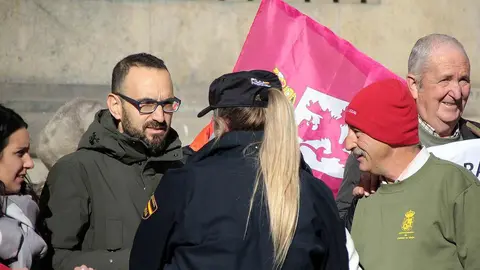 La N-630, la carretera que vertebra el sur de la provincia de León, volvió a convertirse este viernes en símbolo del malestar municipal. Alcaldes y vecinos de Valencia de Don Juan, Villamañán, Valdevimbre, Ardón, Cembranos, Onzonilla, Ribaseca y León protagonizaron una caravana de una treintena de coches que confluyó en la capital alrededor del mediodía para denunciar el “pésimo estado” de la vía. Foto: Peio García