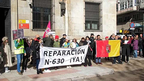 La N-630, la carretera que vertebra el sur de la provincia de León, volvió a convertirse este viernes en símbolo del malestar municipal. Alcaldes y vecinos de Valencia de Don Juan, Villamañán, Valdevimbre, Ardón, Cembranos, Onzonilla, Ribaseca y León protagonizaron una caravana de una treintena de coches que confluyó en la capital alrededor del mediodía para denunciar el “pésimo estado” de la vía. Foto: Peio García