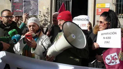 La N-630, la carretera que vertebra el sur de la provincia de León, volvió a convertirse este viernes en símbolo del malestar municipal. Alcaldes y vecinos de Valencia de Don Juan, Villamañán, Valdevimbre, Ardón, Cembranos, Onzonilla, Ribaseca y León protagonizaron una caravana de una treintena de coches que confluyó en la capital alrededor del mediodía para denunciar el “pésimo estado” de la vía. Foto: Peio García