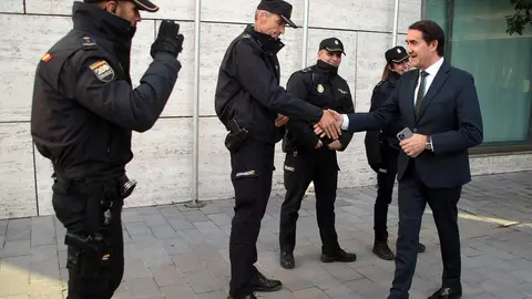 El consejero de Medio Ambiente, Vivienda y Ordenación del Territorio, Juan Carlos Suárez-Quiñones, y el alcalde de León, José Antonio Diez, participan en el acto de entrega de las Medallas al Mérito de la Policía Local. Foto: Peio García