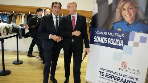 El consejero de Medio Ambiente, Vivienda y Ordenación del Territorio, Juan Carlos Suárez-Quiñones, y el alcalde de León, José Antonio Diez, participan en el acto de entrega de las Medallas al Mérito de la Policía Local. Foto: Peio García