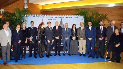 El consejero de Medio Ambiente, Vivienda y Ordenación del Territorio, Juan Carlos Suárez-Quiñones, y el alcalde de León, José Antonio Diez, participan en el acto de entrega de las Medallas al Mérito de la Policía Local. Foto: Peio García