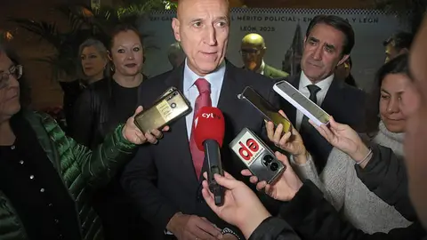El consejero de Medio Ambiente, Vivienda y Ordenación del Territorio, Juan Carlos Suárez-Quiñones, y el alcalde de León, José Antonio Diez, participan en el acto de entrega de las Medallas al Mérito de la Policía Local. Foto: Peio García