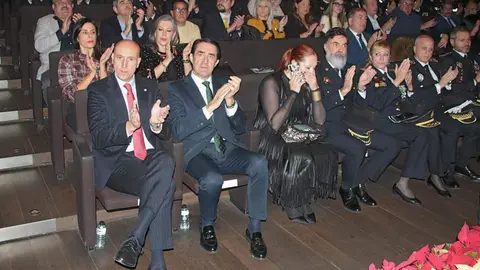 El consejero de Medio Ambiente, Vivienda y Ordenación del Territorio, Juan Carlos Suárez-Quiñones, y el alcalde de León, José Antonio Diez, participan en el acto de entrega de las Medallas al Mérito de la Policía Local. Foto: Peio García