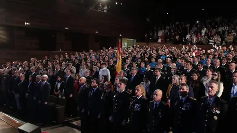 El consejero de Medio Ambiente, Vivienda y Ordenación del Territorio, Juan Carlos Suárez-Quiñones, y el alcalde de León, José Antonio Diez, participan en el acto de entrega de las Medallas al Mérito de la Policía Local. Foto: Peio García