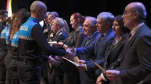 El consejero de Medio Ambiente, Vivienda y Ordenación del Territorio, Juan Carlos Suárez-Quiñones, y el alcalde de León, José Antonio Diez, participan en el acto de entrega de las Medallas al Mérito de la Policía Local. Foto: Peio García