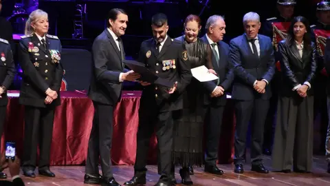 El consejero de Medio Ambiente, Vivienda y Ordenación del Territorio, Juan Carlos Suárez-Quiñones, y el alcalde de León, José Antonio Diez, participan en el acto de entrega de las Medallas al Mérito de la Policía Local. Foto: Peio García