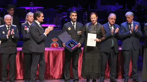 El consejero de Medio Ambiente, Vivienda y Ordenación del Territorio, Juan Carlos Suárez-Quiñones, y el alcalde de León, José Antonio Diez, participan en el acto de entrega de las Medallas al Mérito de la Policía Local. Foto: Peio García