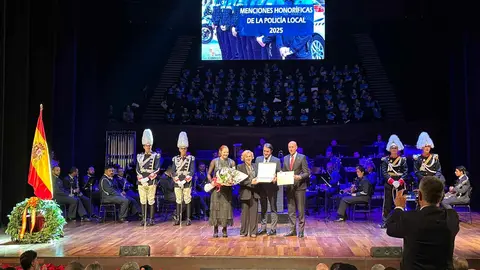 El consejero de Medio Ambiente, Vivienda y Ordenación del Territorio, Juan Carlos Suárez-Quiñones, y el alcalde de León, José Antonio Diez, participan en el acto de entrega de las Medallas al Mérito de la Policía Local. Foto: AytoLeon