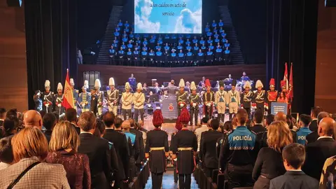 El consejero de Medio Ambiente, Vivienda y Ordenación del Territorio, Juan Carlos Suárez-Quiñones, y el alcalde de León, José Antonio Diez, participan en el acto de entrega de las Medallas al Mérito de la Policía Local. Foto: AytoLeon