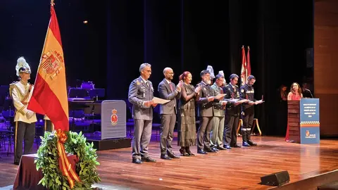 El consejero de Medio Ambiente, Vivienda y Ordenación del Territorio, Juan Carlos Suárez-Quiñones, y el alcalde de León, José Antonio Diez, participan en el acto de entrega de las Medallas al Mérito de la Policía Local. Foto: AytoLeon