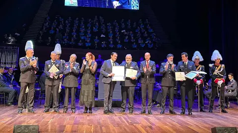 El consejero de Medio Ambiente, Vivienda y Ordenación del Territorio, Juan Carlos Suárez-Quiñones, y el alcalde de León, José Antonio Diez, participan en el acto de entrega de las Medallas al Mérito de la Policía Local. Foto: AytoLeon