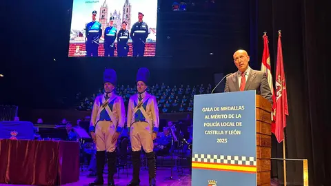 El consejero de Medio Ambiente, Vivienda y Ordenación del Territorio, Juan Carlos Suárez-Quiñones, y el alcalde de León, José Antonio Diez, participan en el acto de entrega de las Medallas al Mérito de la Policía Local. Foto: AytoLeon