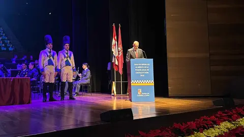 El consejero de Medio Ambiente, Vivienda y Ordenación del Territorio, Juan Carlos Suárez-Quiñones, y el alcalde de León, José Antonio Diez, participan en el acto de entrega de las Medallas al Mérito de la Policía Local. Foto: AytoLeon