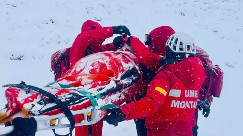 Efectivos de la UME de León rescatan a un perro a punto de morir en la nieve en Picos de Europa. 3,5 kilómetros de traslado a mano en medio de una gran nevada hasta salvar al can.