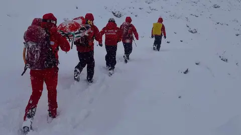 Efectivos de la UME de León rescatan a un perro a punto de morir en la nieve en Picos de Europa. 3,5 kilómetros de traslado a mano en medio de una gran nevada hasta salvar al can.
