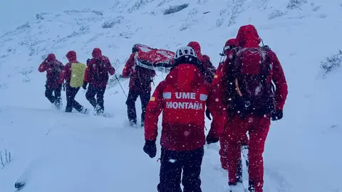 Efectivos de la UME de León rescatan a un perro a punto de morir en la nieve en Picos de Europa. 3,5 kilómetros de traslado a mano en medio de una gran nevada hasta salvar al can.