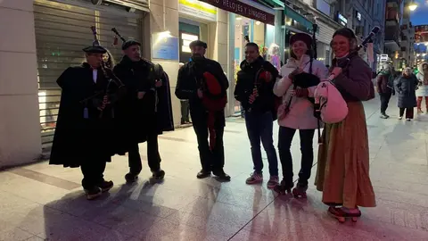 El centro de León se transformó en el escenario de la IV Madreñada este sábado.